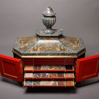 Steinschränkchen von Markgräfin Karoline Luise aus den 1760ern