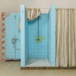 Stefan Bircheneder – „Duschkabinen“, Öl & Acryl auf Leinwand, 330 x 90 x 220 cm, 2023 (Foto: Falko Gaulke)