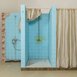 Stefan Bircheneder – „Duschkabinen“, Öl & Acryl auf Leinwand, 330 x 90 x 220 cm, 2023 (Foto: Falko Gaulke)