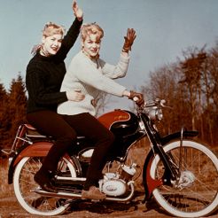 Brummi, Monza & Milano (Abb.: Werbefotografie für das Moped Brummi von Gritzner-Kayser, 1962, Foto: Stadtarchiv Karlsruhe 8/FA Gritzner 85)