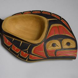 Clifford George, Nuu-Chah-Nulth-Künstler, Vancouver Island, 1996-2000, Schale in der Form eines Heilbutts, Holz, geschnitzt & bemalt, Foto: Melanie Meier, GRASSI Museum für Völkerkunde zu Leipzig, Staatliche Kunstsammlungen Dresden