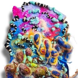 Marijana Bühler – „Ende der Demokratie“, Wollen/Pappwabenkarton/Epoxidharz