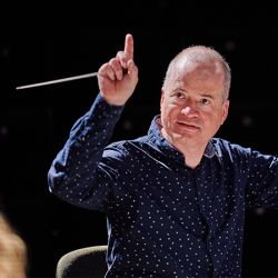 Dirigent Ulrich Wilker (Foto: Arno Kohlem)