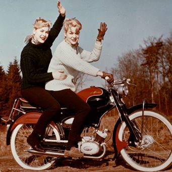 Brummi, Monza & Milano (Abb.: Werbefotografie für das Moped Brummi von Gritzner-Kayser, 1962, Foto: Stadtarchiv Karlsruhe 8/FA Gritzner 85)