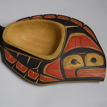 Clifford George, Nuu-Chah-Nulth-Künstler, Vancouver Island, 1996-2000, Schale in der Form eines Heilbutts, Holz, geschnitzt & bemalt, Foto: Melanie Meier, GRASSI Museum für Völkerkunde zu Leipzig, Staatliche Kunstsammlungen Dresden